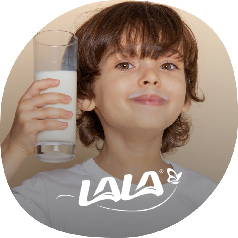 Niño feliz tomando vaso de leche - LALA