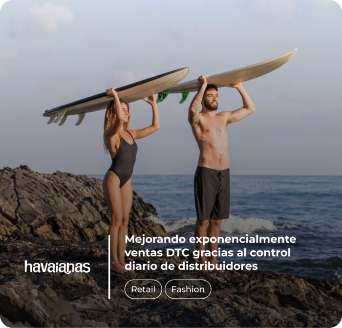 Hombre y mujer en la playa, de pie sobre rocas y sosteniendo tablas de surf sobre sus cabezas, con el océano al fondo. Texto superpuesto: "Mejorando exponencialmente ventas DTC gracias al control diario de distribuidores. Retail, Moda". Logotipo de Havaianas en la esquina inferior izquierda.