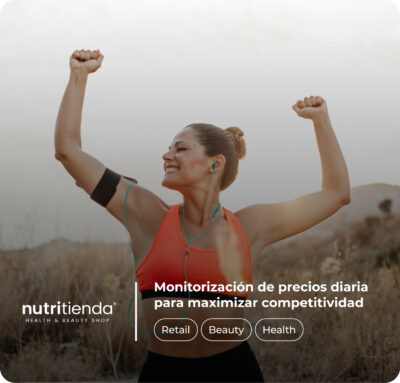 Mujer joven con ropa deportiva levantando ambos brazos en señal de victoria, usando auriculares y un brazalete deportivo en un entorno al aire libre. Texto superpuesto: "Monitorización de precios diaria para maximizar competitividad. Retail, Beauty, Health". Logotipo de Nutritienda en la esquina inferior izquierda.