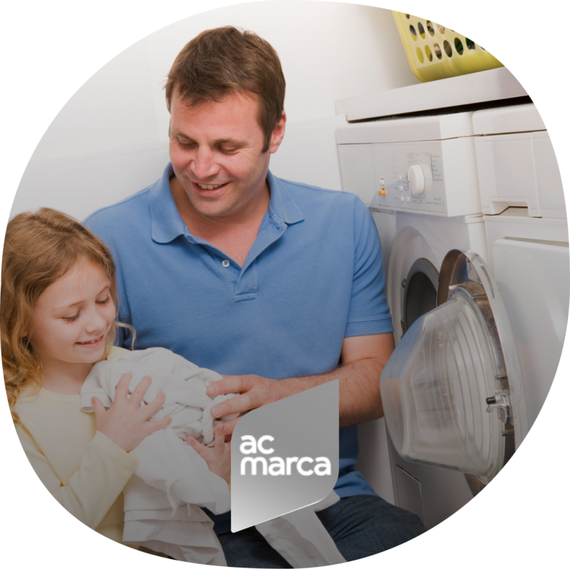 Padre e hija lavando ropa felices - AC Marca