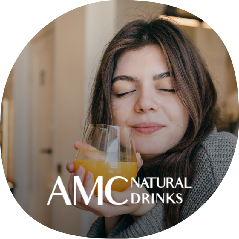 Mujer con un vaso de jugo - AMC