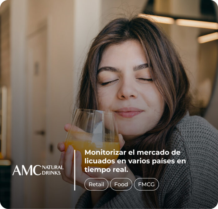 Mujer disfrutando de un vaso de jugo de naranja con los ojos cerrados y una expresión relajada, en un ambiente hogareño. Texto superpuesto: "Monitorizar el mercado de licuados en varios países en tiempo real. Retail, Alimentación y gran consumo". Logotipo de AMC Natural Drinks en la esquina inferior izquierda.