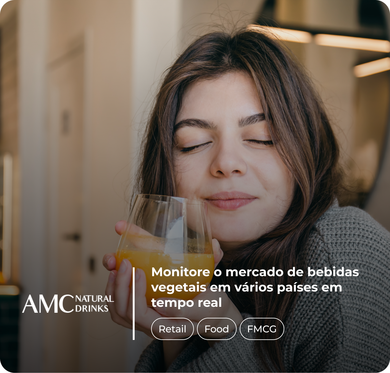 Mulher sorridente com suco de laranja, com o texto "Monitore o mercado de bebidas vegetais em múltiplos países em tempo real." As categorias "Retail", "Food" e "FMCG".