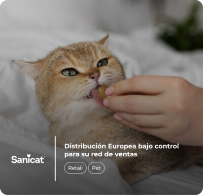 Gato de color marrón claro lamiendo una golosina que una mano le ofrece, sobre una cama blanca en un ambiente acogedor. Texto superpuesto: "Distribución Europea bajo control para su red de ventas. Retail, Pets". Logotipo de Sanicat en la esquina inferior izquierda.