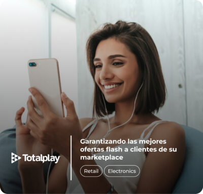 Mujer joven sentada y sonriendo mientras utiliza un teléfono móvil, con auriculares puestos, en un ambiente iluminado y relajado. Texto superpuesto: "Garantizando las mejores ofertas flash a clientes de su marketplace. Retail, Electronics". Logotipo de Totalplay en la esquina inferior izquierda.